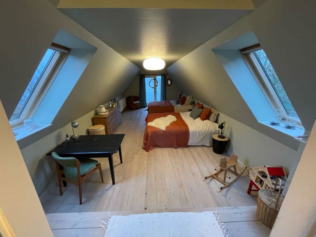 Sovev�relse 1- 1. sal TV - 180 cm   160 cm senge (kan skilles ad til 4 enkeltsenge)