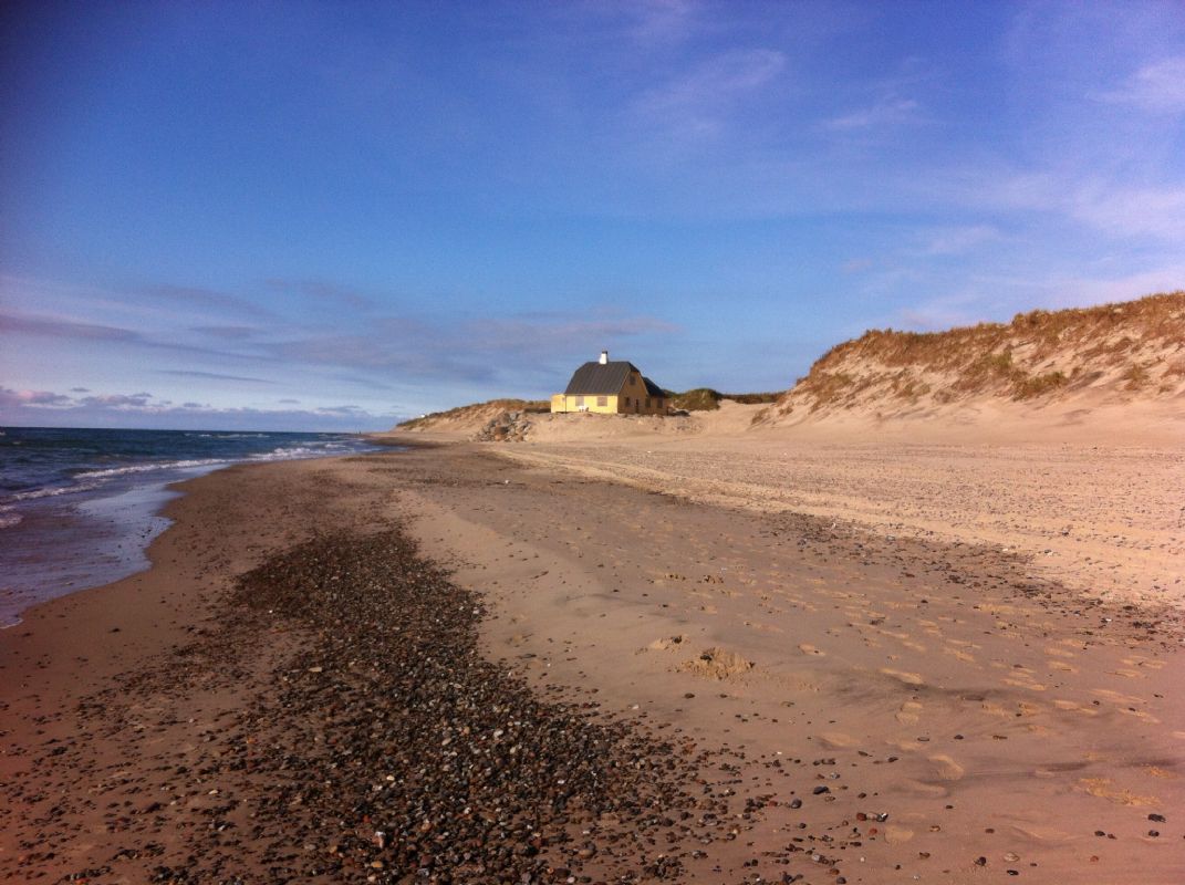 Gl. Skagen til v. for solnedgangs kiosken. Huset som er ved at blive dt af Vesterhavet/Nordsen 