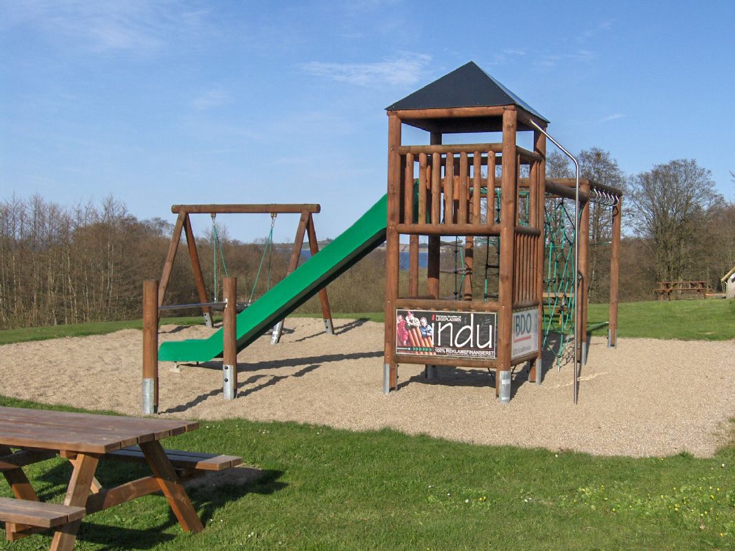 Een af flere legepladser med bla HoppepudeOne af more playgroundsEine von mehr Spielplatz