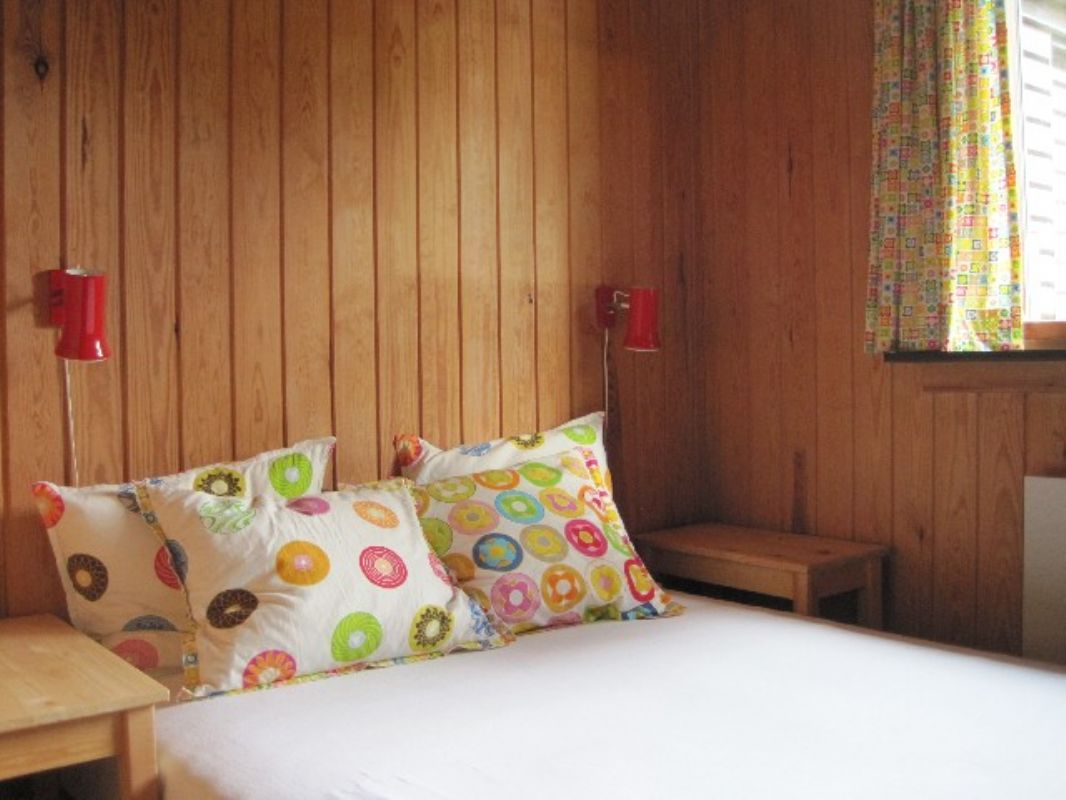 Vrelse 3 Sbevasket lyst trgulv, boxmadras 140x200