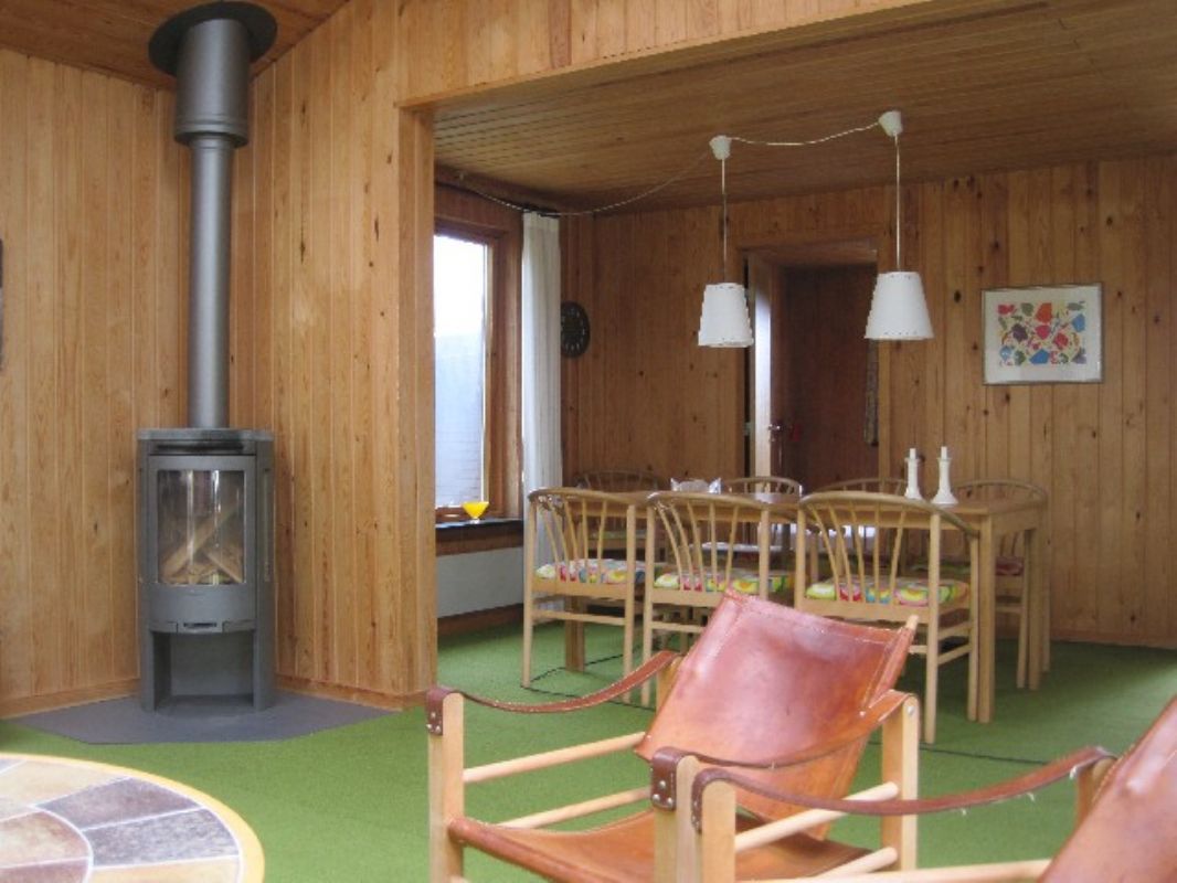 Loft til kip, ovenlysvinduer og brndeovn. Hyggelig spiseplads