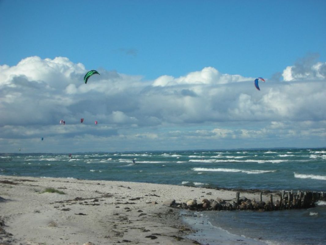 Stranden Fjellerup - efterr - kitesurfing v. strandkroen 