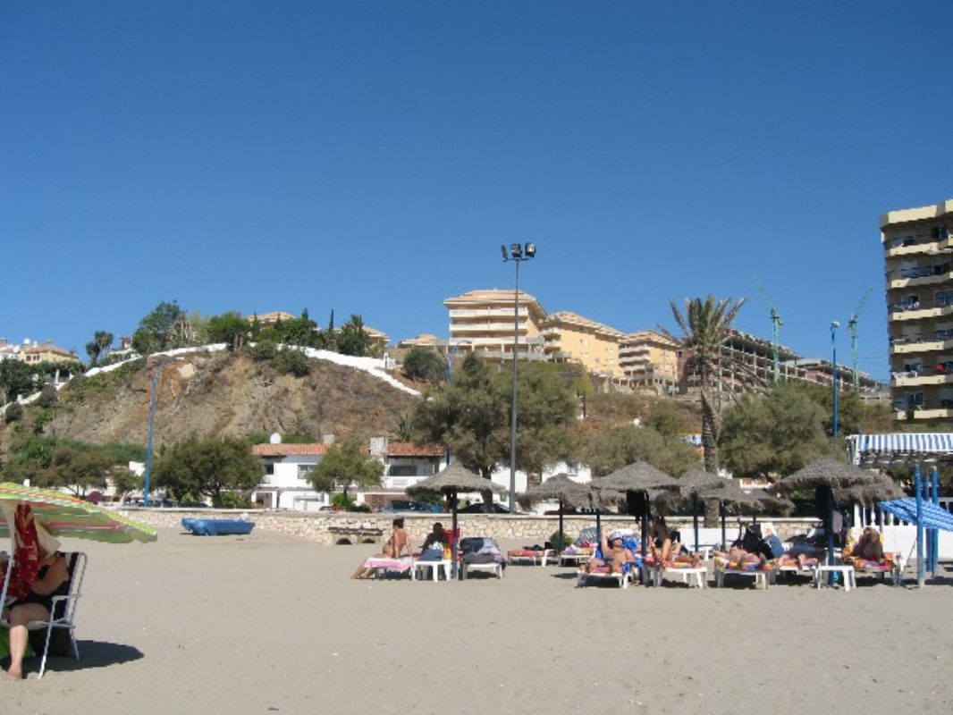 Lkker badestrand. Fra stranden op mod lejlighedskomplekset