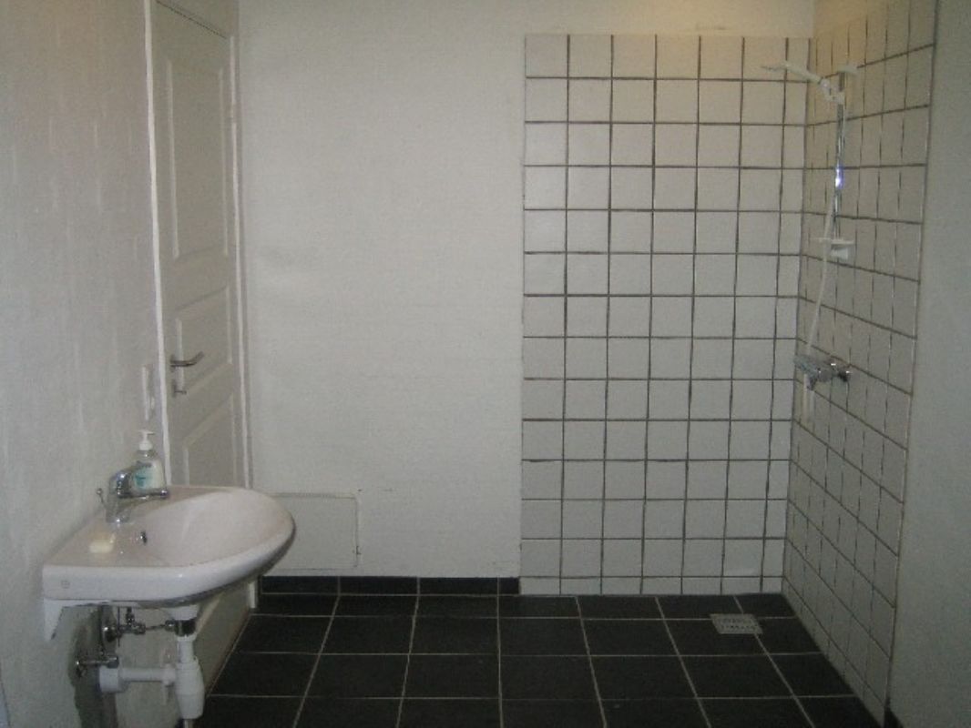 Badevrelse med brusBathroomGrosses Badezimmer