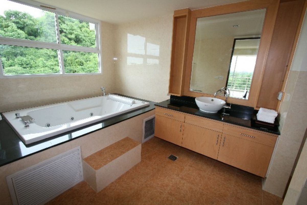 Master Bathroom med jacuzzi