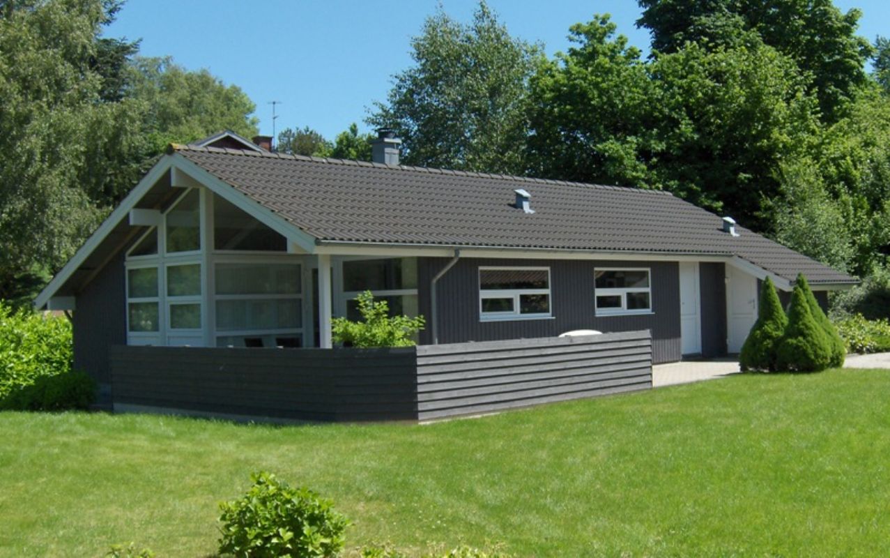 Kvalitets sommerhus beliggende i rolige naturomgivelser med masser af plads omkring huset. Kun 300 m. til yderst idyllisk, hyggelig og b�rnevenlig strand m/lille legeplads. Ogs� t�t p� golfbane. Qualit�ts Ferienhaus in ruhiger Umgebung mit viel Platz