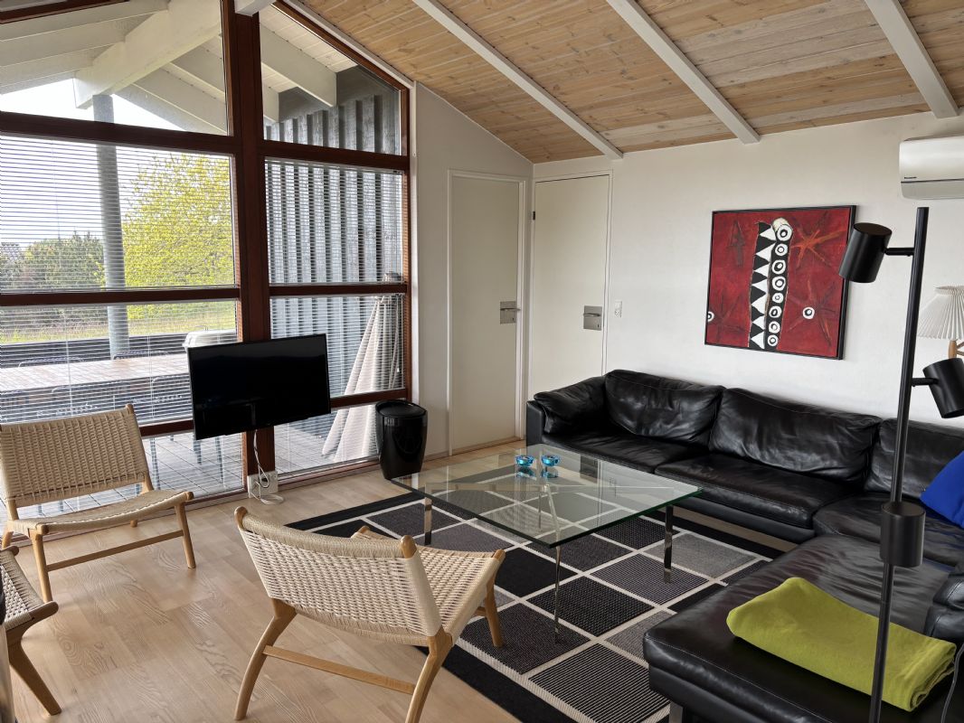 Husets stue. Lys og venlig med direkte udgang til den store panorama terrasse.