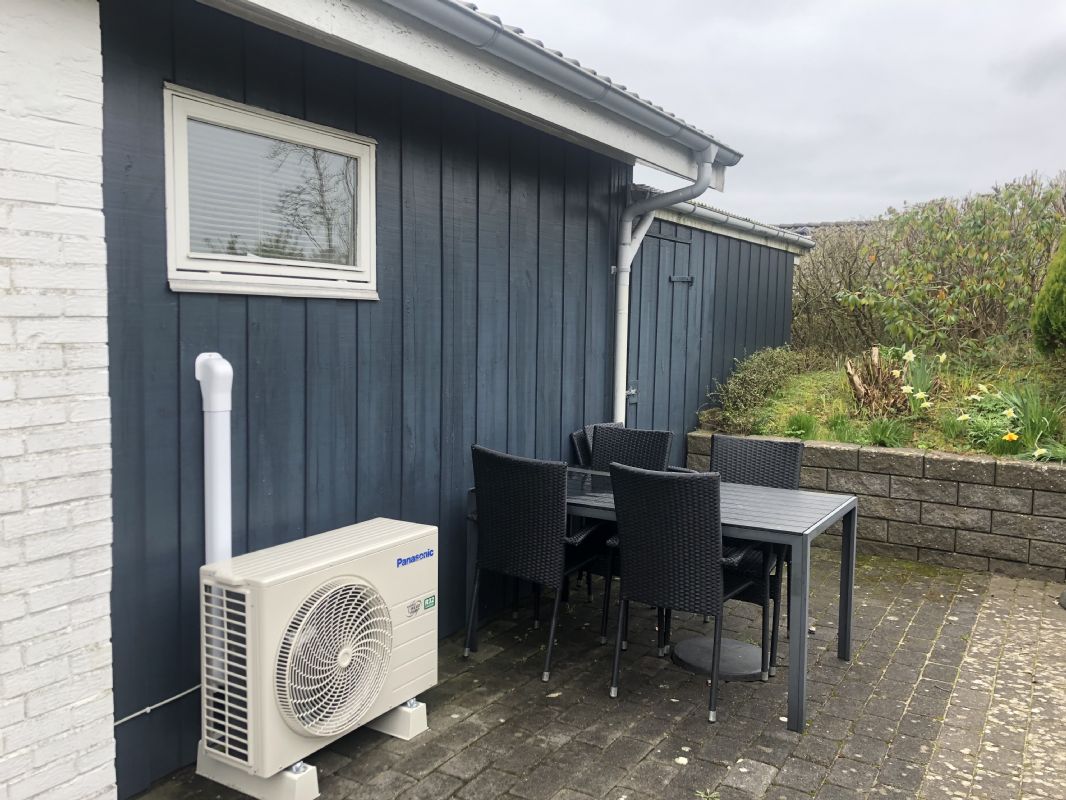 Terrassen mod vest med aftensol med bord og 6 stole
