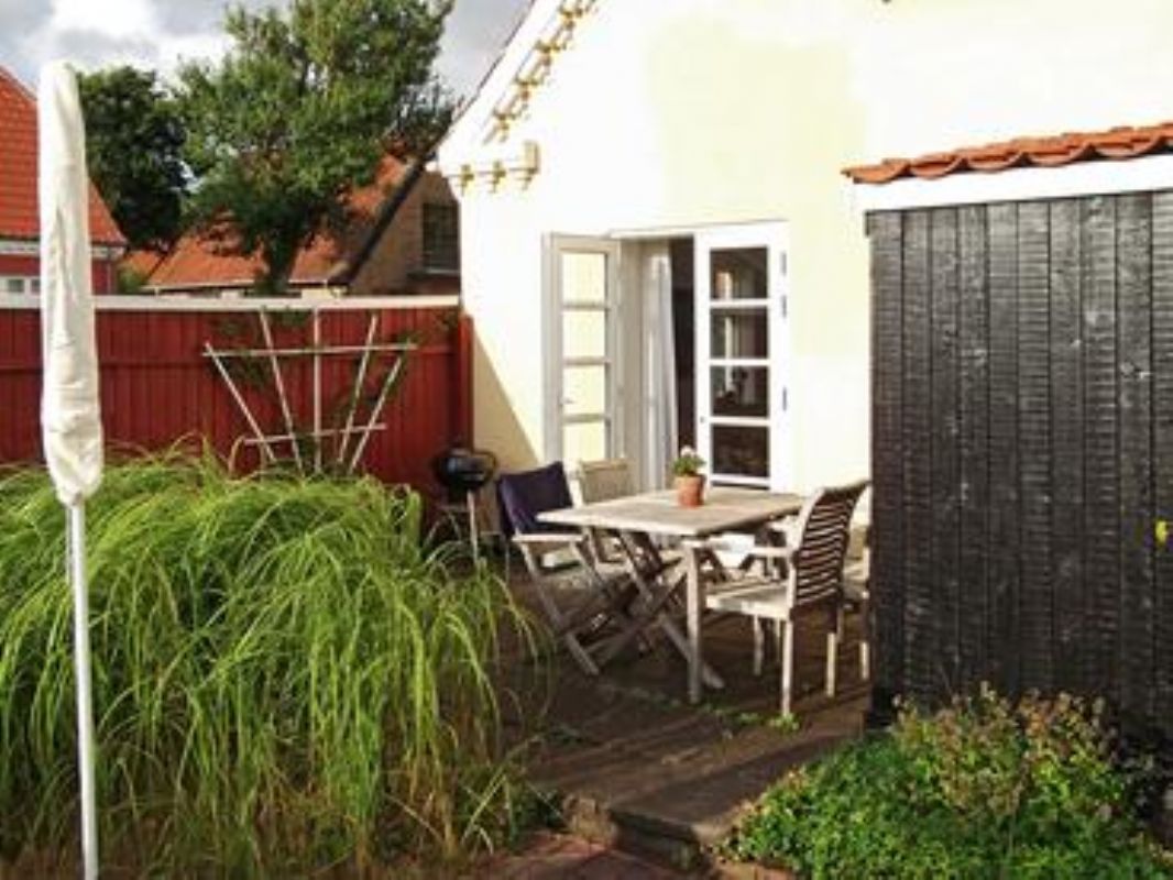 Terrasse med sol ogs� aften. Direkte adgang til stue.