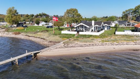 Cozy family owned summer house located on the beach, in a quiet summer house area, with a panoramic view of Genner Bay.
