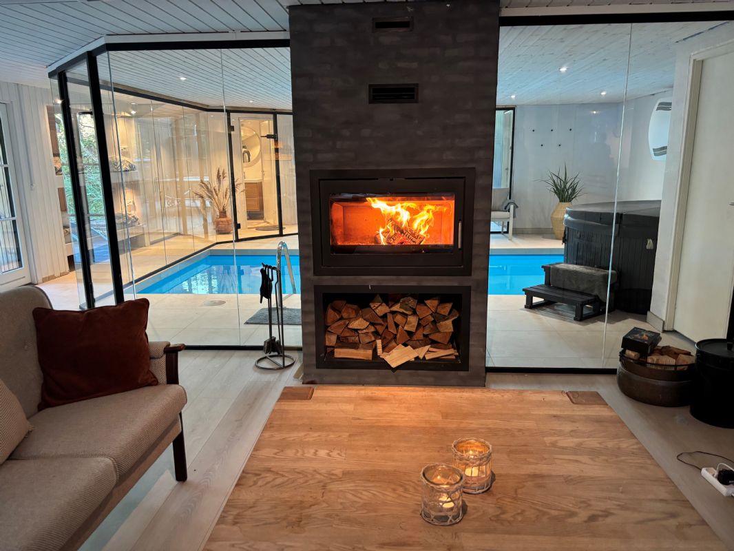 Pejs og poolrum set fra k�kken/alrum
