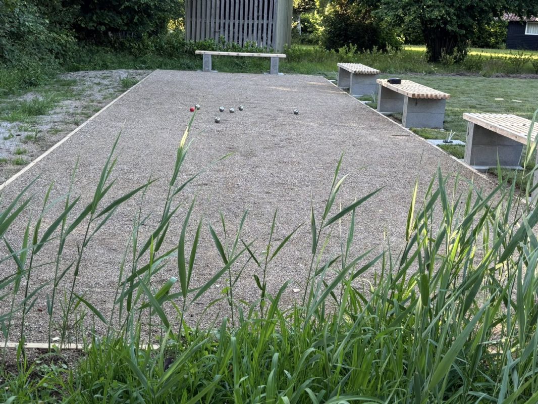 Stor petanquebane med b�nke og pointtavle 