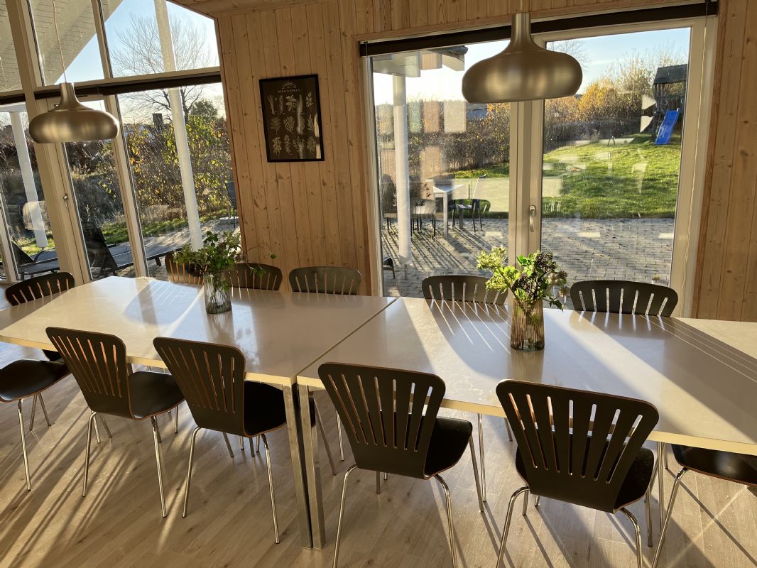 Udsigt til haven fra k�kken-alrummet