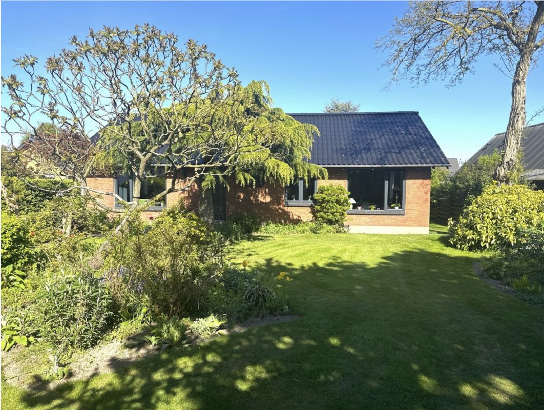 Huset og forhaven.
